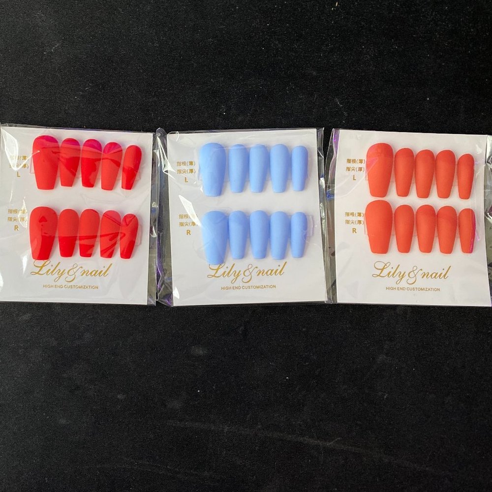 CLIP ON NAILS IN CORAL RED MATT